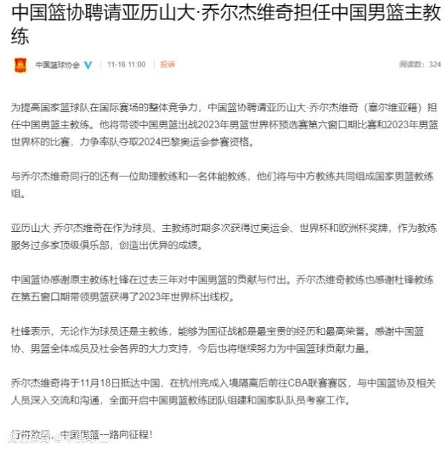 日前，外媒曝光了一张娄烨新片《兰心大剧院》的剧照，女主角巩俐坐在汽车内，手持望远镜，若有所思